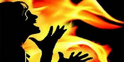 பாலியல் புகார் மீது நடவடிக்கை எடுக்காததால் இளம்பெண் தீக்குளிப்பு