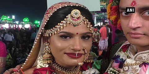 271 ஜோடிகளுக்கு ஒரே நேரத்தில் திருமணம் - சீர்வரிசையுடன் மணமகனுக்கு தலைக்கவசம்