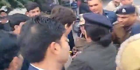 பிரியங்கா காந்தியை தடுத்து நிறுத்திய உ.பி. காவல்துறை