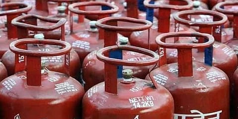 மானியம் இல்லாத சிலிண்டர் விலை உயர்வு