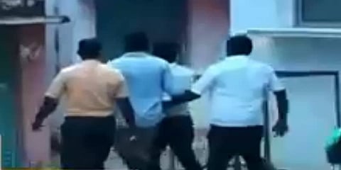 பதவியேற்றவுடன் சுவர் ஏறி குதித்து தப்பியோடிய சுயேச்சை கவுன்சிலர்..!