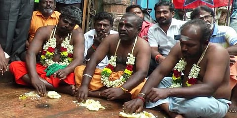 ‘தர்பார்’வெற்றியடைய மண் சோறு சாப்பிட்ட ரஜினி ரசிகர்கள்..!