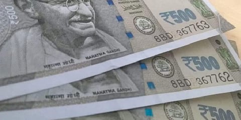 ரூ.100க்கு பதிலாக ரூ.500 நோட்டுகள் - ஏடிஎம்மை சூழ்ந்த பொதுமக்கள்; பதறிப்போன வங்கி நிர்வாகம்!