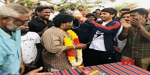 தனுஷ் கொடுத்த அன்புப்பரிசில் நெகிழ்ந்து போன யோகிபாபு