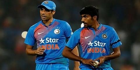 ஏன் எல்லோரும் பும்ராவை விமர்சிக்கிறீர்கள்? : கொந்தளிக்கும் நெஹ்ரா
