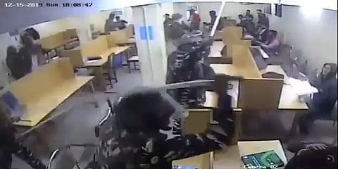 டெல்லி ஜாமியா பல்கலை., நூலகத்தில் மாணவர்களை தாக்கிய போலீசார்?: வீடியோவால் பரபரப்பு