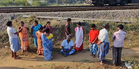 இரண்டு குழந்தைகளுடன் இளம்பெண் ரயில் முன் பாய்ந்து தற்கொலை..!
