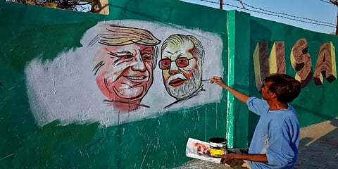இந்தியா வரவுள்ள ட்ரம்புக்கு காந்தியின் சுயசரிதை பரிசு !
