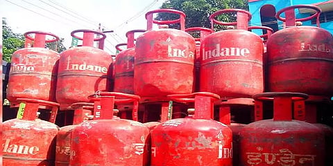 சமையல் எரிவாயு சிலிண்டர் விலை ரூ.55 குறைவு!
