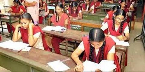 இன்று தொடங்குகிறது பிளஸ் ஒன் தேர்வுகள்; காப்பி அடிப்பவர்களை பிடிக்க பறக்கும்படை..!