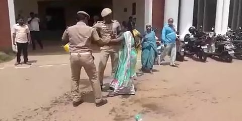 ஆட்சியர் அலுவலகத்தில் தீக்குளிக்க முயன்ற அக்கா, தங்கை..!