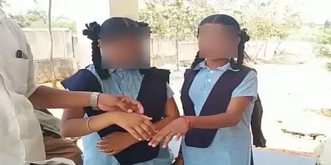 “தலைமுடியை கழுவிய மாணவிகளுக்கு பிரம்பால் தாறுமாறாக அடி” தெலங்கானா பள்ளியில் சர்ச்சை