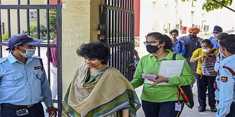 கொரோனா அச்சம் எதிரொலி: டெல்லியில் கல்லூரிகள், திரையரங்குகள் மூடல்..!