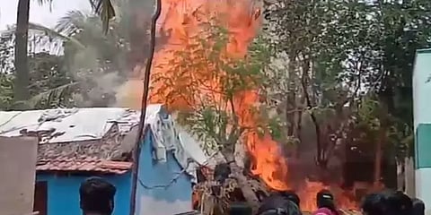 மின்கசிவு ஏற்பட்டு சிலிண்டர் வெடித்ததில் தீக்கிரையான 5 வீடுகள்