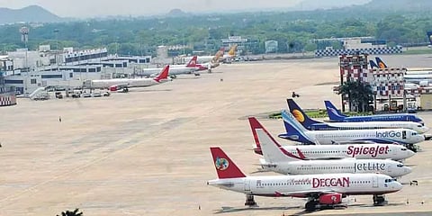 உள்நாட்டு விமான சேவை நாளை நள்ளிரவு முதல் நிறுத்தம்
