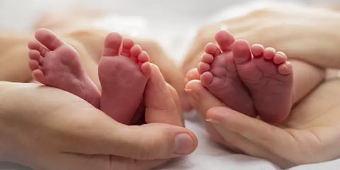 ஊரடங்கில் பிறந்த இரட்டைக் குழந்தைகள் - வைரஸின் பெயரைச் சூட்டிய பெற்றோர்