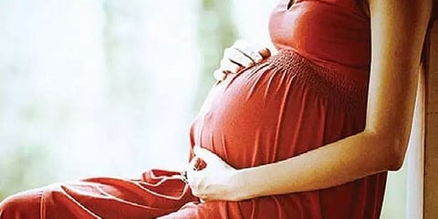 திடீரென்று வந்த பணி ஆணை: 250கிமீ பயணம் செய்து செவிலியர் பணியில் சேர்ந்த 8 மாத கர்ப்பிணி