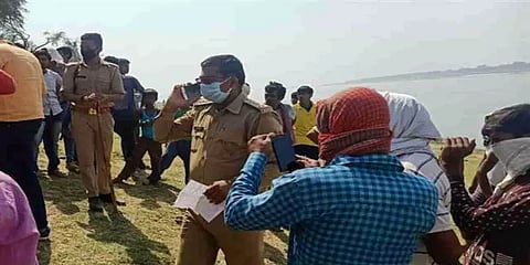 5 குழந்தைகளை ஆற்றில் தூக்கி வீசிய தாய் - உ.பி.யில் அதிர்ச்சி சம்பவம்