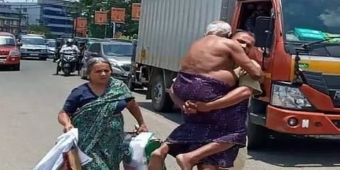ஆட்டோவை அனுமதிக்காத போலீஸ் - ஒரு கிலோ மீட்டர் தூரம் தந்தையை தோளில் சுமந்துச் சென்ற மகன்