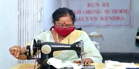 ஆதரவற்றவர்களுக்கு வழங்க முகக் கவசங்கள் தைத்துக் கொடுத்த குடியரசுத் தலைவரின் மனைவி