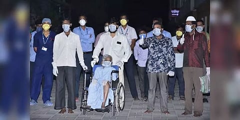 கொரோனாவில் இருந்து மீண்ட 85 வயது மூதாட்டி - ஆனால் மகன் உயிரிழப்பு