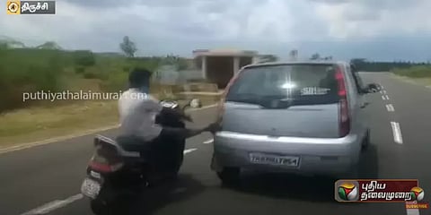 பைக் மூலம் காரை TOW செய்த இளைஞர் - வைரலான வீடியோ