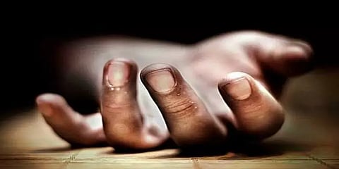 வீட்டின் அருகே உடலில் காயங்களுடன் சடலமாக கண்டெடுக்கப்பட்ட பள்ளி மாணவி