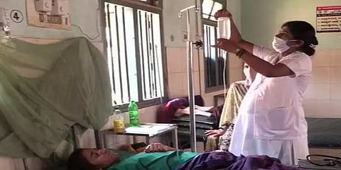 களத்தில் நிற்கும் 9 மாத கர்ப்பிணி செவிலியர்: வியக்க வைக்கும் சேவை!!