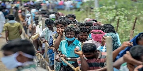 திருவள்ளூர்: அதிகாலை 4 மணி முதல் வரிசையில் நிற்கும் மதுக்குடிப்பவர்கள்..!