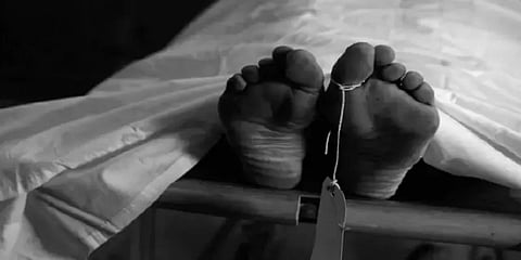 சென்னை: கொரோனாவுக்கு சிகிச்சை பெற்று வந்தவர் வார்டிலேயே தூக்கிட்டு தற்கொலை