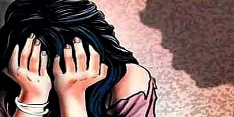 திருச்சி: மல்லிகை பூ தோட்டத்தில் மீட்கப்பட்ட சிறுமி உயிரிழப்பு - 14 வயது சிறுவன் கைது