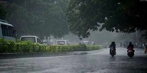 8 மாவட்டங்களில் பலத்த காற்றுடன் மழைக்கு வாய்ப்பு - வானிலை ஆய்வு மையம்