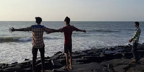 2 மாதங்களுக்கு பின் புதுச்சேரி கடற்கரையில் நடைபயிற்சி மேற்கொள்ளும் மக்கள்..!