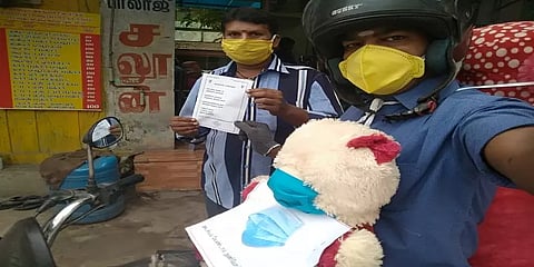 கரடி பொம்மைக்கு "மாஸ்க்" - தன்னார்வலரின் நூதன பரப்புரை !