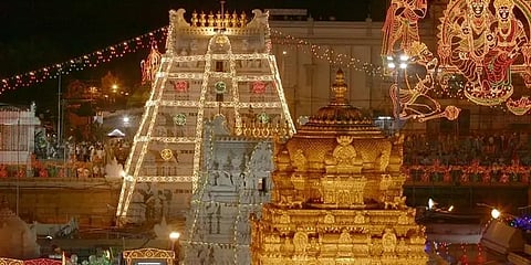 தனிமனித இடைவெளியுடன் திருப்பதி கோயிலில் பக்தர்கள் சாமி தரிசனம் !