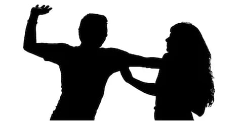 வேறு ஆணுடன் பழக்கம் : ‘ரவுடி’ காதலியை தாக்கிய ரவுடி ‘காதலன்’