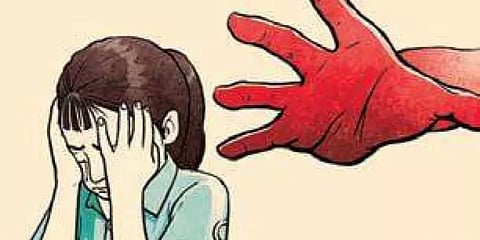 மாணவியிடம் பாலியல் அத்துமீறல்: ஆசிரியர் தலைமறைவு !