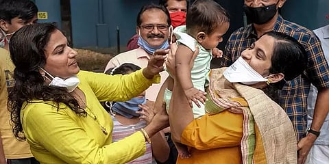 இதுதான் தாய்ப்பாசம்... கொரோனாவால் பாதிக்கப்பட்டவரின் 6 மாத குழந்தையை பாதுகாத்த டாக்டர்