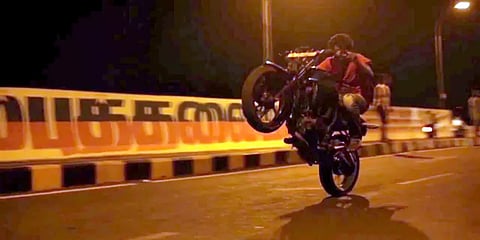 பிறந்தநாள் கொண்டாட்டம்: சென்னையில் "பைக் ரேஸ்" நடத்திய இளைஞர்கள்!!