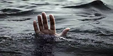 காவிரி ஆற்றில் ஆசையாக குளிக்க சென்ற மாணவன் - சுழலில் சிக்கி பரிதாபமாக உயிரிழப்பு