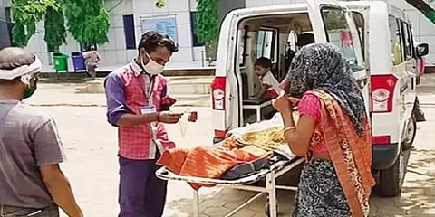 அனுமதிச் சீட்டு வாங்க 5 ரூபாய் இல்லை - மருத்துவமனை முன்பே கணவரை இழந்த மனைவி..!