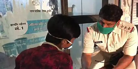 போலீஸாக விரும்பும் சிறுவனுக்கு ஆசிரியராக மாறிய போலீஸ்!