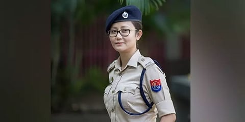 ’போலீஸ் காவலில் வைக்கப்பட்ட பெண் போலீஸ் அதிகாரி’ முதல்வருக்கு எதிராகவே பேசியதன் எதிரொலியா?
