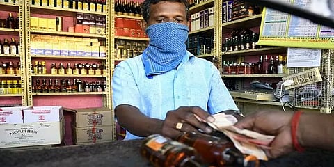 நேற்றே வாங்கி குவித்த மதுக்குடிப்போர்: தமிழகத்தில் நேற்று மது விற்பனை எவ்வளவு தெரியுமா?