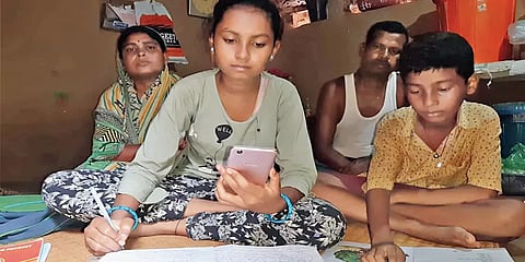 மகளின் படிப்புக்காக செல்போன் வாங்க காதணிகளை விற்ற ஒடிசா பெண்!!