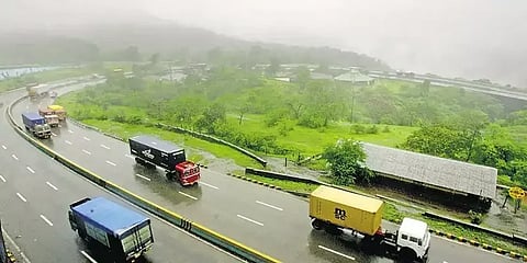 மும்பையில் வெளுத்துவாங்கும் மழை: நாளை ரெட் அலர்ட் எச்சரிக்கை