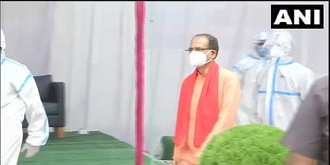 கொரோனாவிலிருந்து மீண்டு வீடு திரும்பினார் ம.பி முதல்வர்