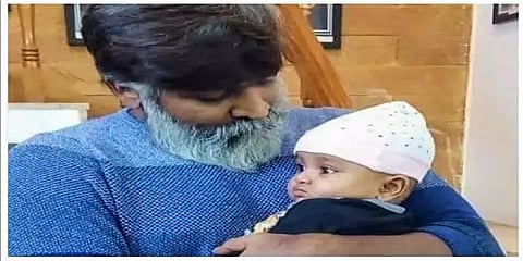 குழந்தையைக் கொஞ்சும் விஜய் சேதுபதி - வைரலாகும் புதிய தோற்றம்!!