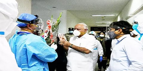 கொரோனாவில் இருந்து மீண்டு வீடு திரும்பினார் எடியூரப்பா