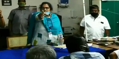 குற்றச்சாட்டுகளை முன்வைத்த கிராம மக்கள் - கோபமடைந்து கோப்புகளை வீசி எறிந்த கோட்டாட்சியர்